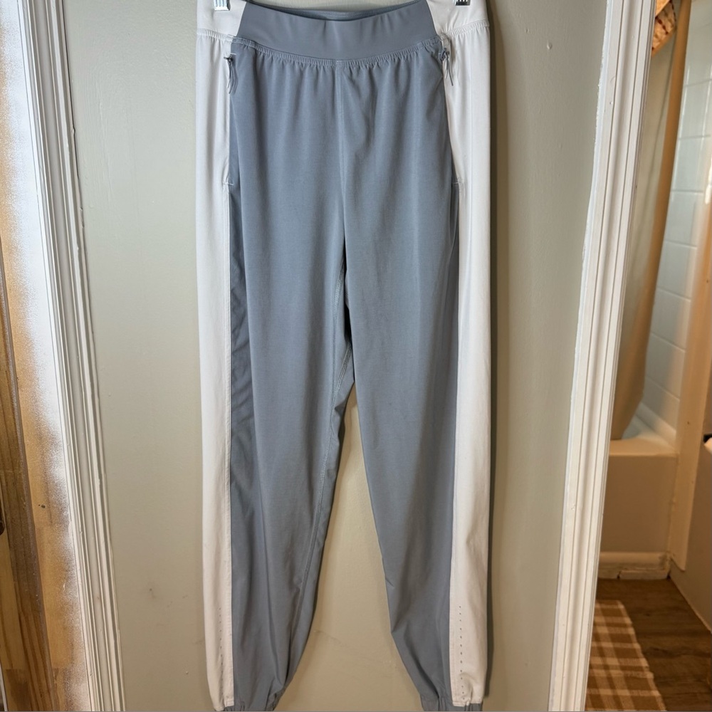 Lululemon Adapted State High-Rise Jogger in the Rhino Grey/Light Vapor Size 6